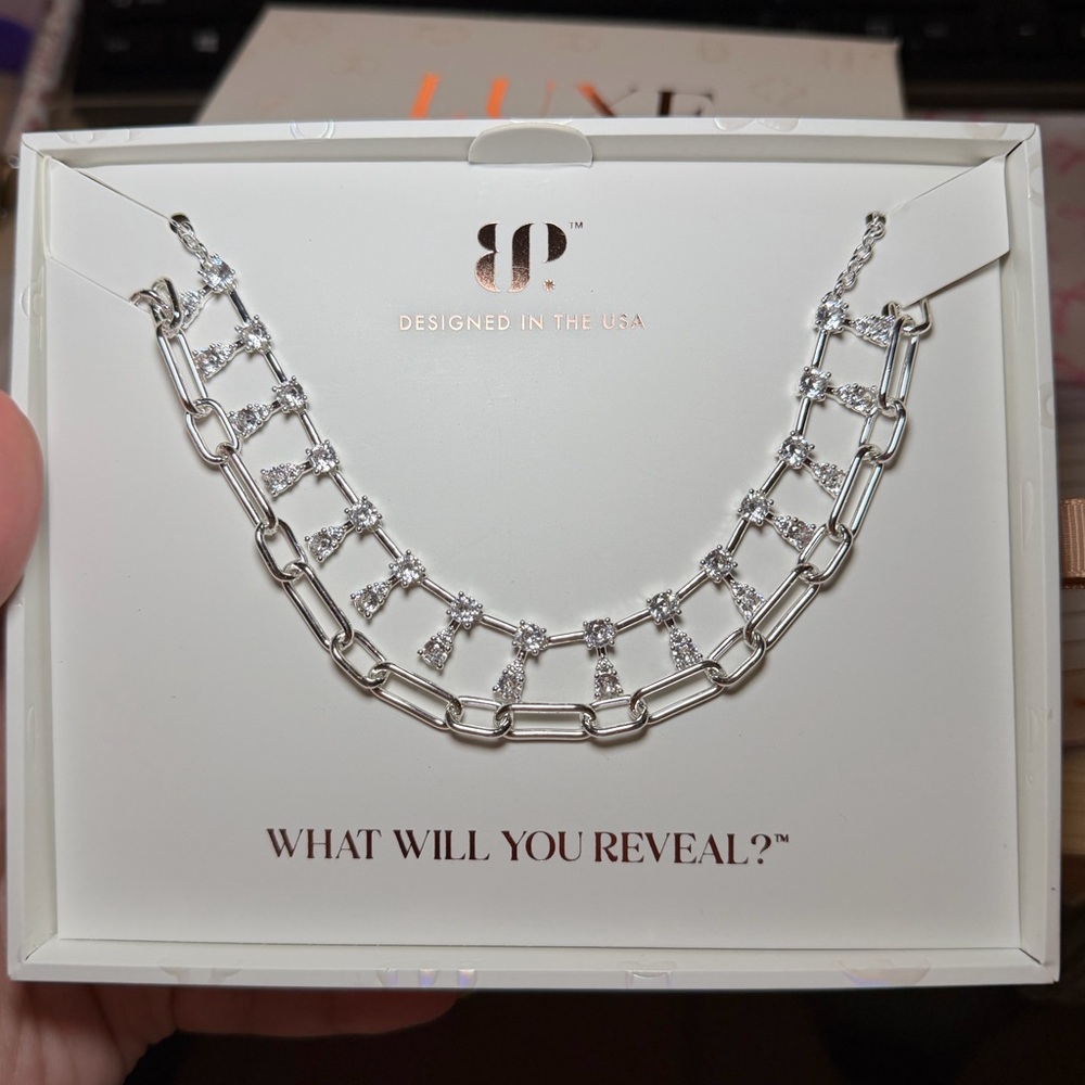 Chic Silver Necklace with Crystal Details